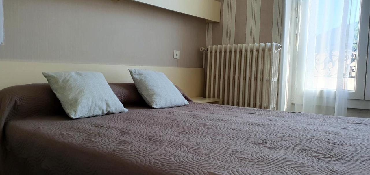 Hotel Saint Jean Vals-les-Bains Bagian luar foto
