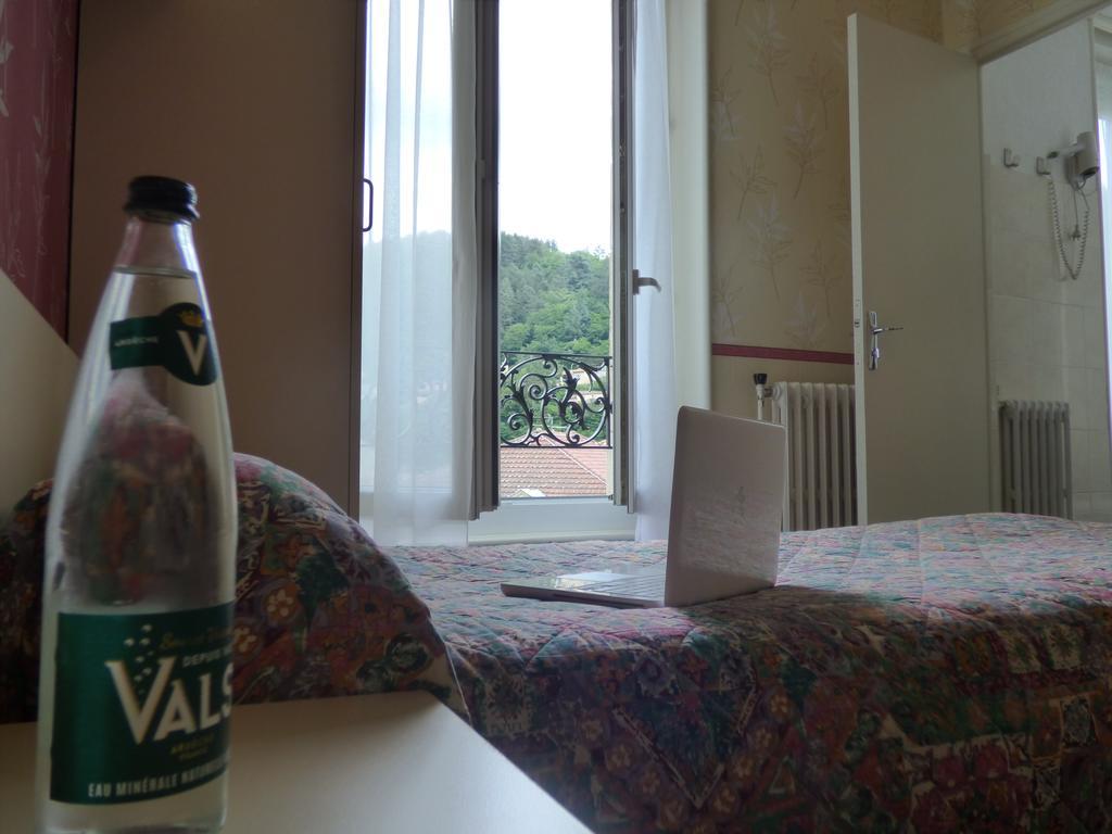 Hotel Saint Jean Vals-les-Bains Bagian luar foto
