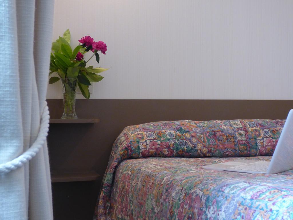 Hotel Saint Jean Vals-les-Bains Bagian luar foto